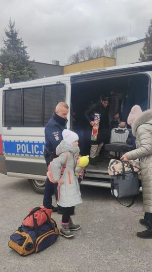 Policjanci pomagają uchodźcą na granicy