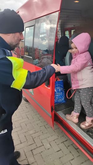 Policjanci pomagają uchodźcą na granicy