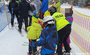 policjanci na nartach jeżdżą w towarzystwie dzieci