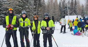 policjanci na nartach jeżdżą w towarzystwie dzieci