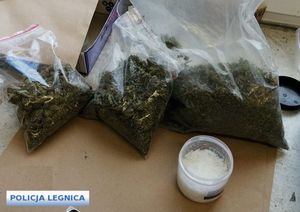 Narkotyki w postaci marihuany i metamfetaminy w woreczkach na stole.