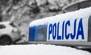 napis policja w śniegu
