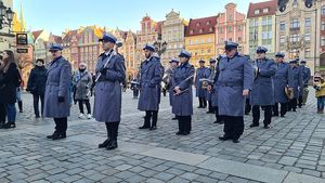 orkiestra policyjna stojąca w szeregu na płycie rynku we Wrocławiu