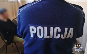 policjant stojący tyłem