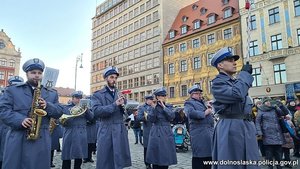 Zdjęcie przedstawia policjantów-członków orkiestry Komendy Wojewódzkiej Policji we Wrocławiu