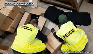 policjanci pakują uposażenie mundurowe