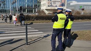 policjanci stojący przy przejściu dla pieszych