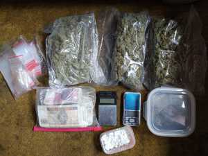 Zabezpieczone narkotyki, wagi elektroniczne i woreczki foliowe