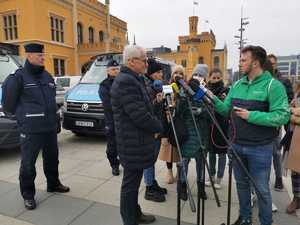 generał uczestniczy w briefingu wspólnie z wojewodą, widać dziennikarzy