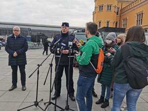 generał uczestniczy w briefingu wspólnie z wojewodą, widać dziennikarzy