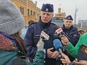 generał uczestniczy w briefingu wspólnie z wojewodą, widać dziennikarzy