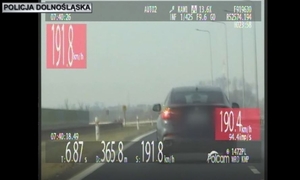 Ujęcie z wideorejestratora podczas przekroczenia dopuszczalnej prędkości przez pojazd osobowy.