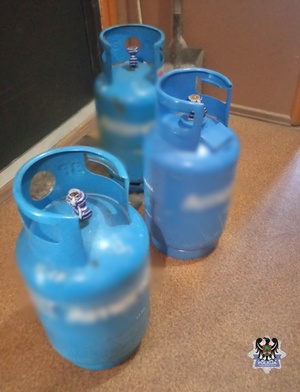 trzy butle gazowe stojące na podłodze