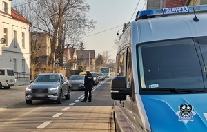 policjanci kontrolujący trzeźwość kierowców którzy przejeżdżali przez miasto