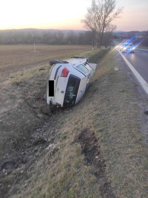 auto w rowie zdjęcie z tyłu