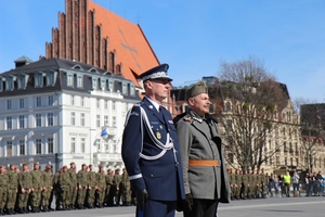 wręczenie medalu pamiątkowego dla komendanta wojewódzkiego Policji we Wrocławiu