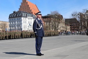 wręczenie medalu pamiątkowego dla komendanta wojewódzkiego Policji we Wrocławiu