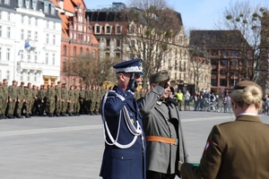 wręczenie medalu pamiątkowego dla komendanta wojewódzkiego Policji we Wrocławiu