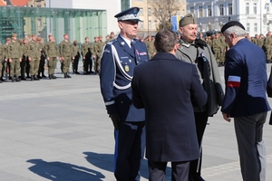 wręczenie medalu pamiątkowego dla komendanta wojewódzkiego Policji we Wrocławiu