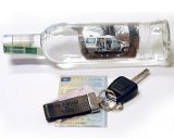 Butelka wódki, kluczyki od auta i dowód rejestracyjny
