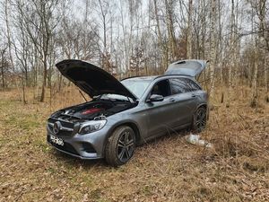 odzyskany mercedes stojacy w lesie