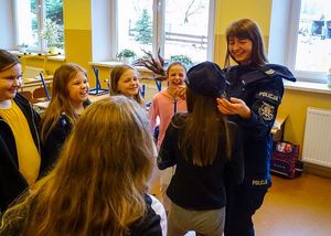 spotkanie policjantek w szkole z uczniami
