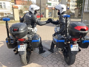 policjanci siedzą na motocyklach
