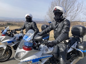 policjanci siedzą na motocyklach