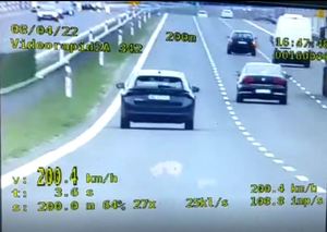 Obraz z wideorejestratora, na którym widać auto przekraczające prędkość