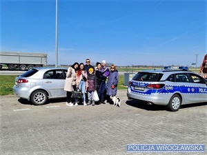 wspólne zdjęcia rodziny z policjantami którzy udzielili im pomocy