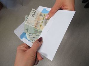 pieniądze przekazywane w kopercie do rąk innej osoby
