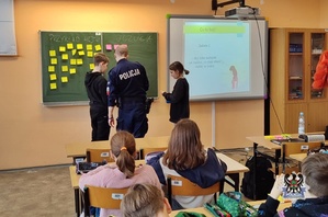 spotkanie policjantów z uczniami w szkole