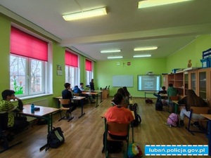 spotkanie policjantów z uczniami w szkole