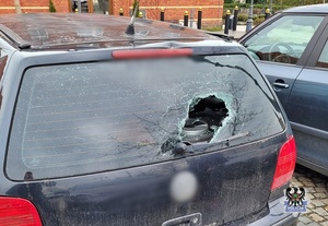 samochód stojący na parkingu z rozbitą tylną szybą