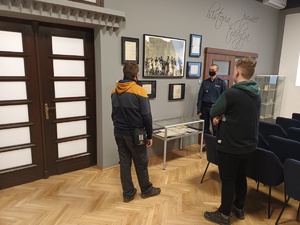 spacer po Izbie Pamięci z policjantami KWP we Wrocławiu