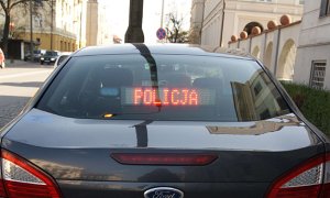 radiowóz nieoznakowany od tyłu z widocznym napisem POLICJA na szybie