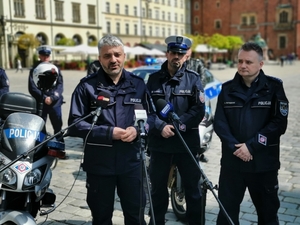 policyjny breifing z policjantami i dziennikarzami  dotyczący bezpieczeństwa na wrocławskim rynku