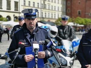 policyjny breifing z policjantami i dziennikarzami  dotyczący bezpieczeństwa na wrocławskim rynku