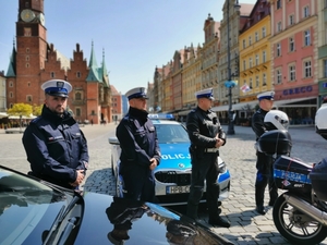 policyjny breifing z policjantami i dziennikarzami  dotyczący bezpieczeństwa na wrocławskim rynku