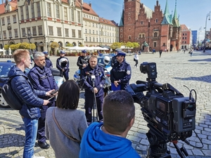 policyjny breifing z policjantami i dziennikarzami  dotyczący bezpieczeństwa na wrocławskim rynku