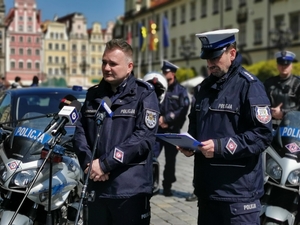 policyjny breifing z policjantami i dziennikarzami  dotyczący bezpieczeństwa na wrocławskim rynku