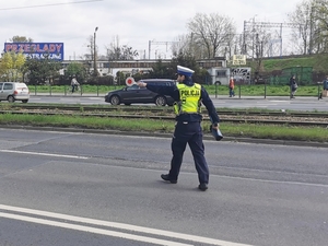 Policjanci ruchu drogowego podczas realizowania czynności na drodze