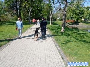policjantka podczas patrolu parku z psem tropiącym