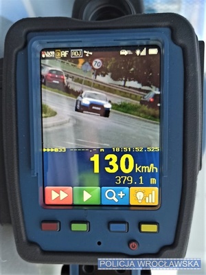 zdjęcie ręcznego miernika prędkości przedstawiającego prędkość mierzonego samochodu