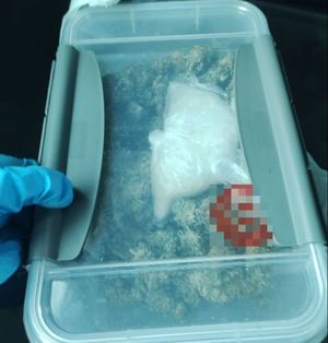 Plastikowy pojemnik z narkotykami