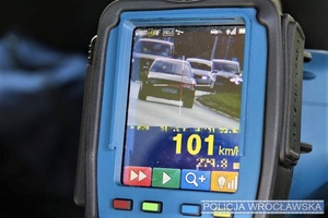 zdjęcie z rejestratora prędkości pokazujące prędkość samochodu