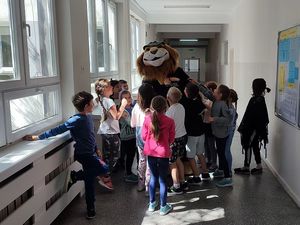 Dzieci spotkały się z maskotką dolnośląskiej Policji Komisarzem Lwem na korytarzu szkolnym