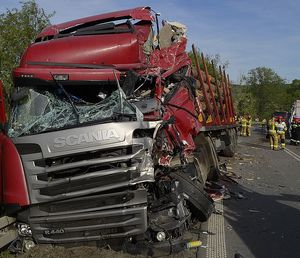 Na zdjęciu znajduje się pojazd ciężarowy, który uczestniczył w zdarzeniu drogowym