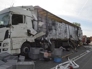 Samochód ciężarowy ze zniszczonym całym bokiem biorący udział w zdarzeniu