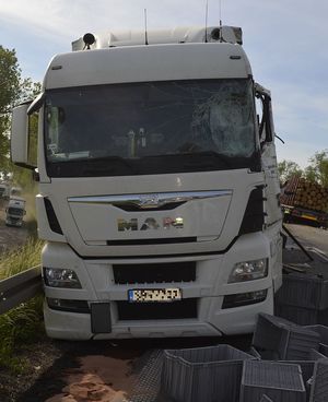 Kabina samochodu ciężarowego biorącego udział w zdarzeniu drogowym